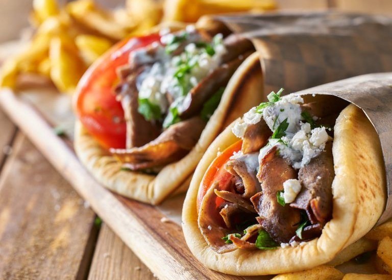 Ατελείωτες ουρές σε εστιατόριο για «greek gyros» αξίας 17 ευρώ