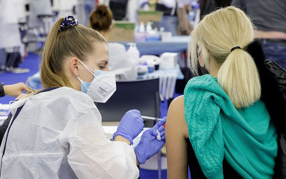 Στους τρεις μήνες η τρίτη δόση εμβολίου για τους ενήλικες