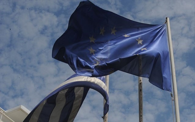 Επεκτείνει την ενισχυμένη εποπτεία στην Ελλάδα