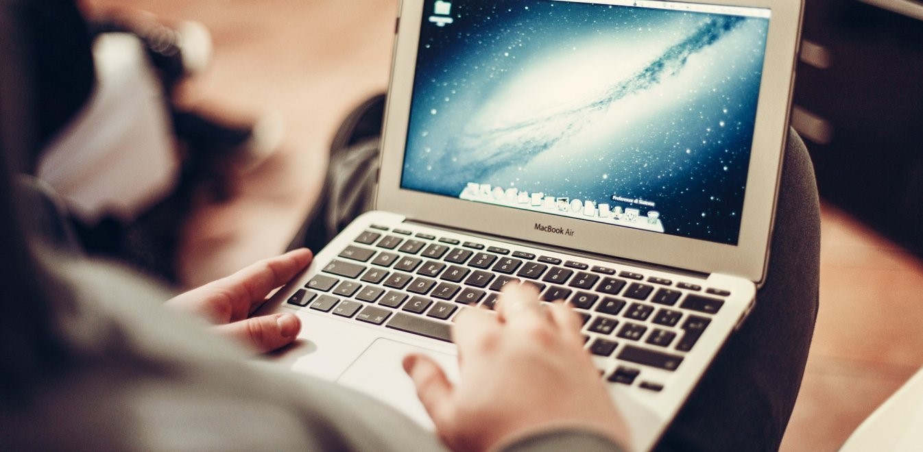 22χρονος αναρτούσε γυμνές φωτογραφίες της συζύγου του