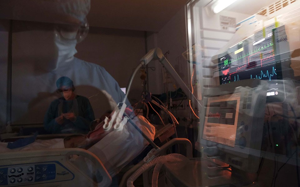 890 νέα κρούσματα, 15 θάνατοι, 381 διασωληνωμένοι