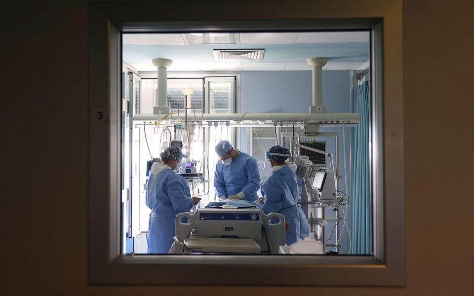 Κορωνοϊός: 1.724 νέα κρούσματα, 738 διασωληνωμένοι