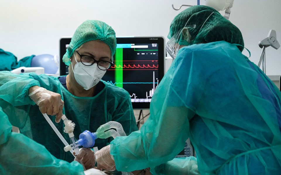 Πίεση στις ΜΕΘ, στους 590 οι διασωληνωμένοι - 76 θάνατοι