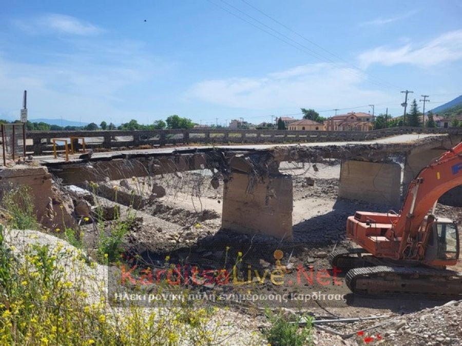 Γκρεμίζεται η παλιά γέφυρα στο Μουζάκι