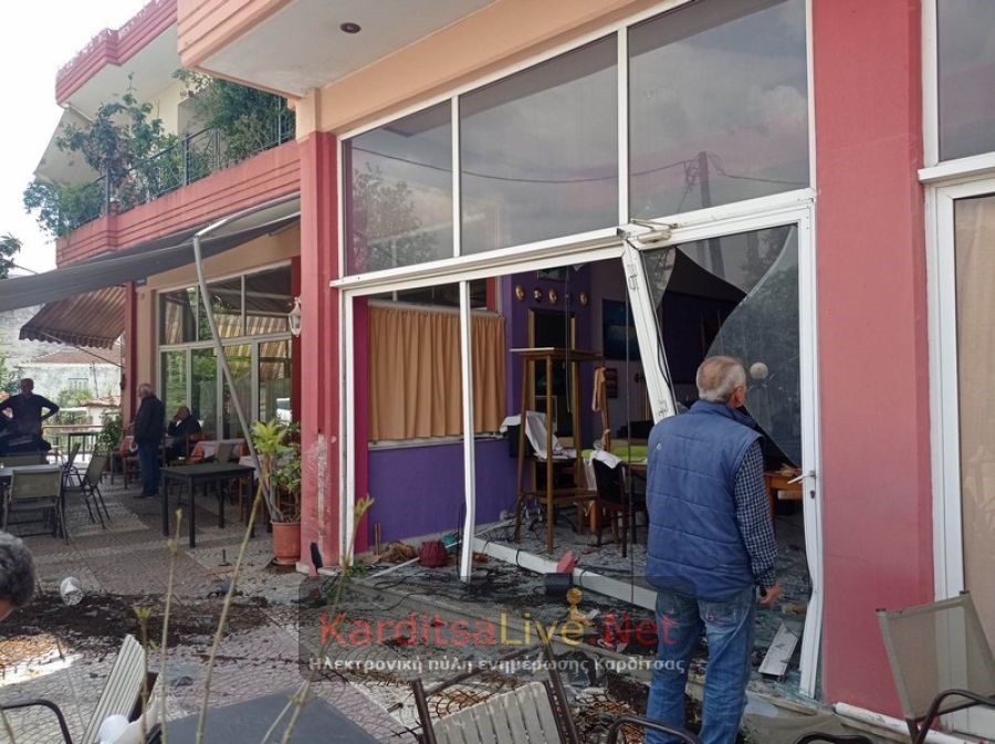 Αυτοκίνητο στην οδό Τρικάλων "καρφώθηκε" σε κατάστημα