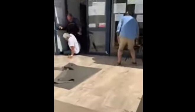 Σεκιουριτάς του ΔΕΔΔΗΕ βγάζει έξω πολίτη με κλωτσιές (video)