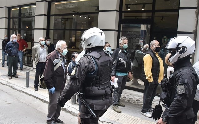 Oυρές έξω από υποκατάστημα της ΔΕΗ