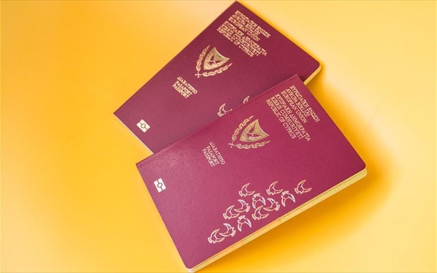 Ανακαλεί 26 «χρυσά διαβατήρια»