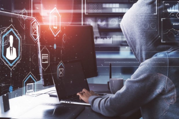 Fake λογαριασμοί διακινούν γυμνές φωτογραφίες εργαζόμενου