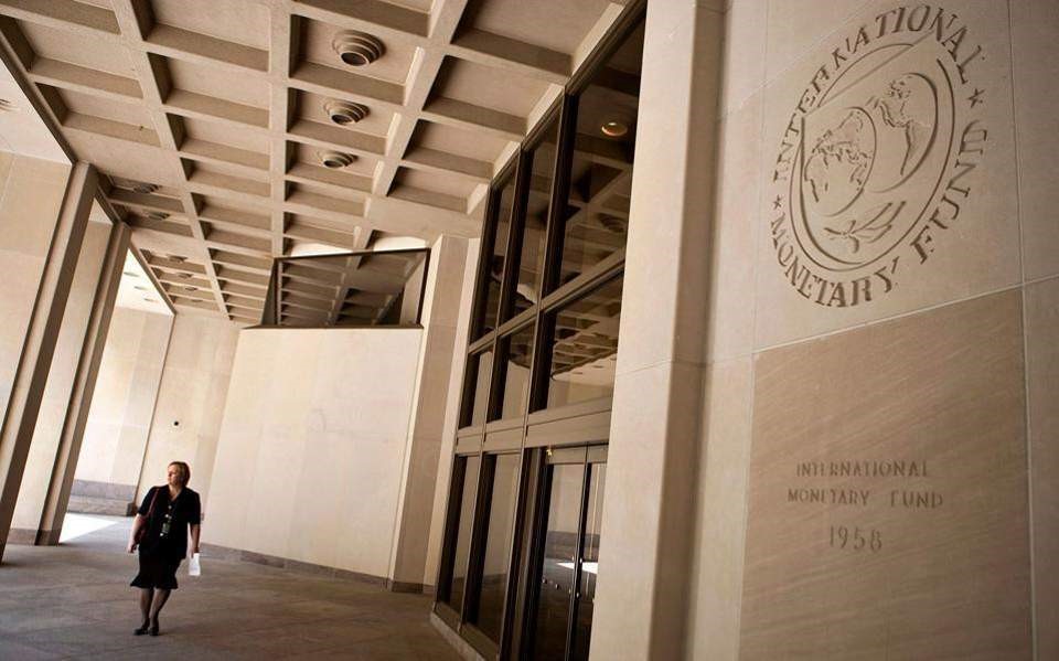 Βελτιωμένες προβλέψεις και «αστερίσκοι» για την Ελλάδα