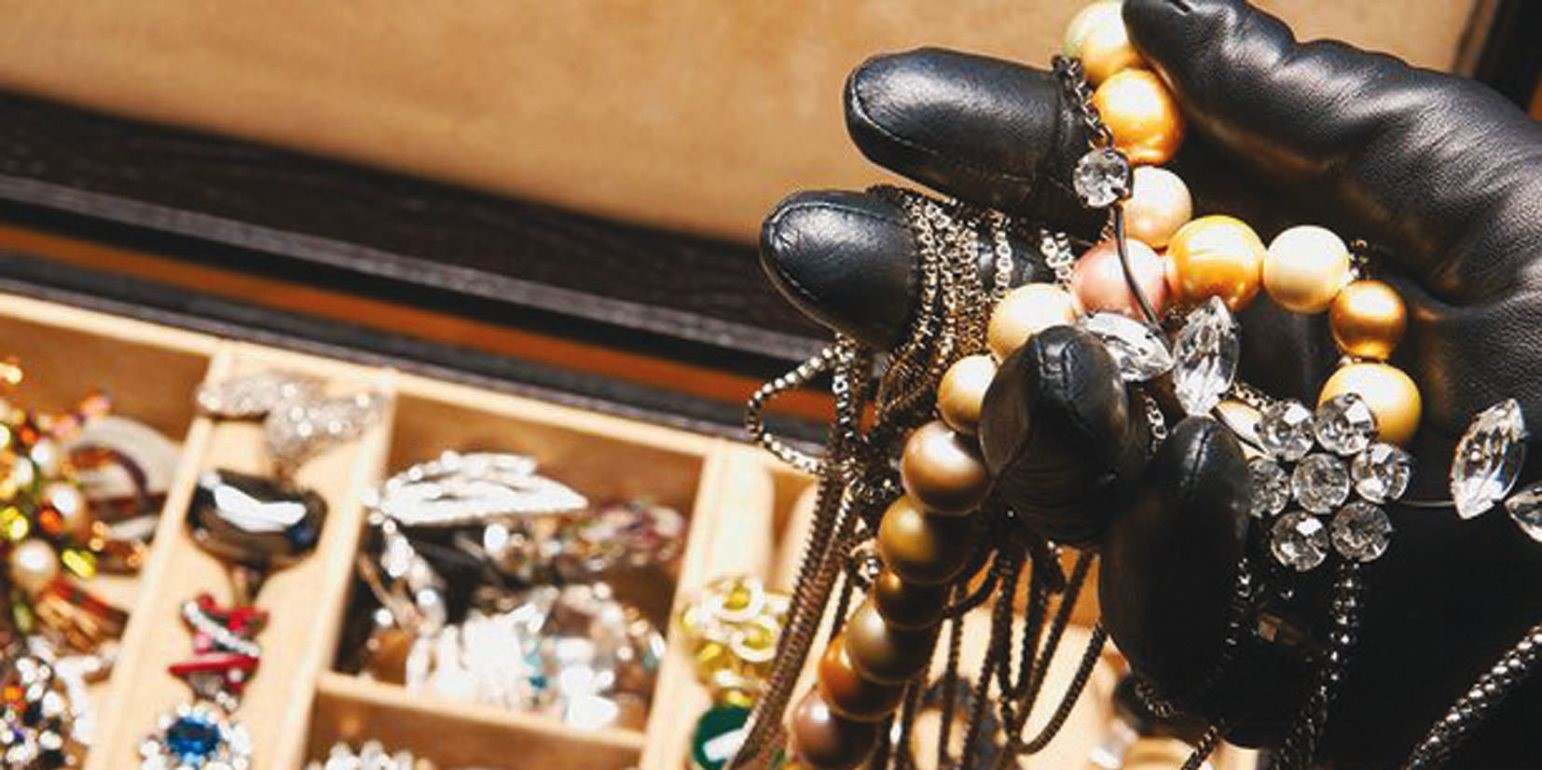 Εκλεψαν και έκρυψαν χρυσαφικά σε στερεοφωνικό