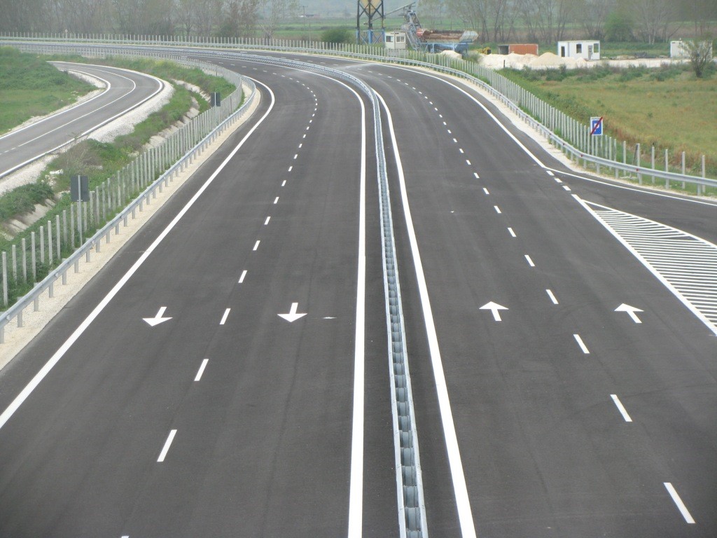 Συντηρεί το οδικό δίκτυο του Δήμου Τρικκαίων