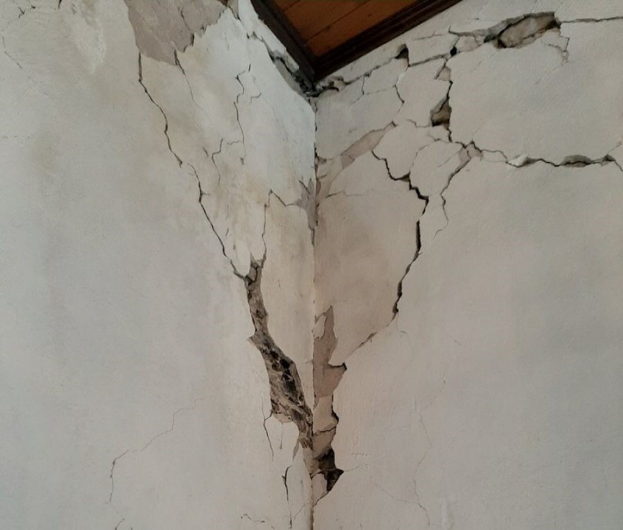 Καταγράφει τις «πληγές» από το σεισμό