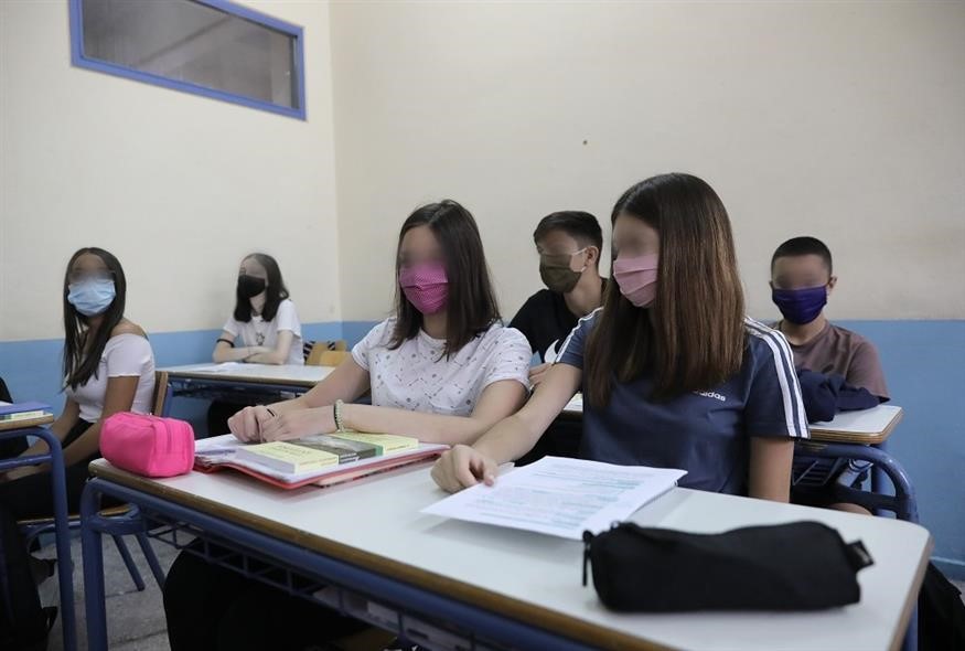 Δεν υπάρχει απόφαση να μειωθούν τα τεστ στα σχολεία