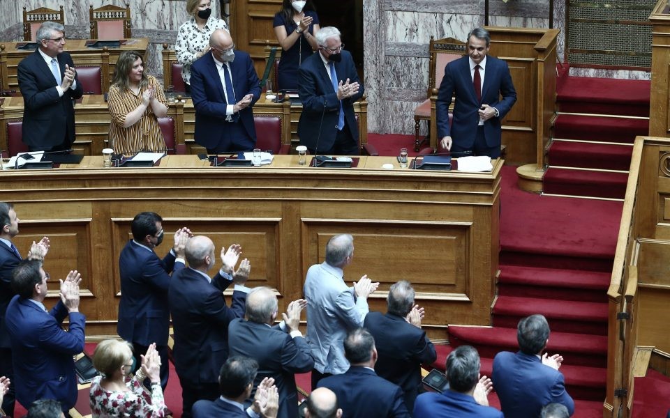 "Μάχη" στη Βουλή για τα ΑΕΙ