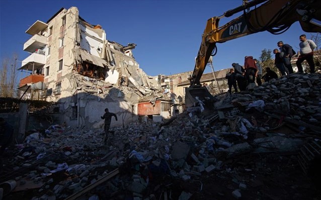 Δεκαέξι οι νεκροί από τον ισχυρό σεισμό
