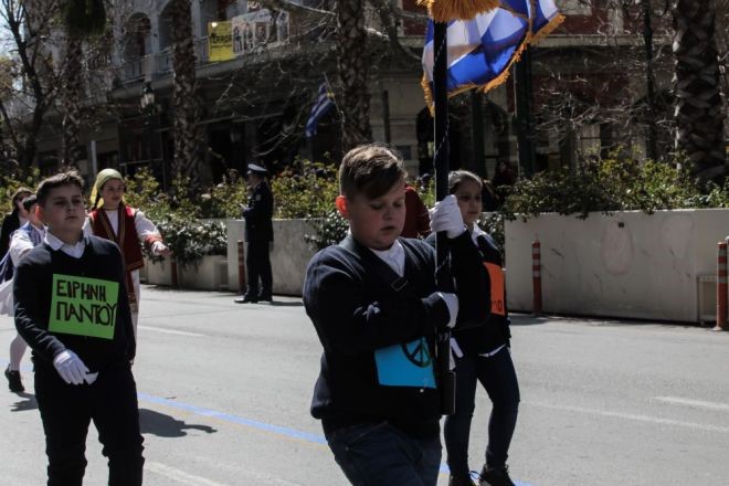 Με αντιπολεμικό χρώμα η μαθητική παρέλαση στο Σύνταγμα