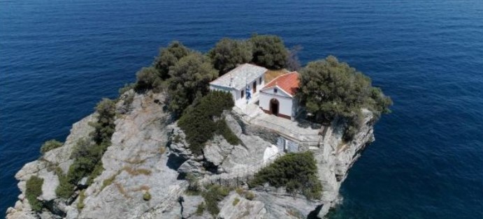 Εκκλησάκι στη Σκόπελο που σπάει ρεκόρ!