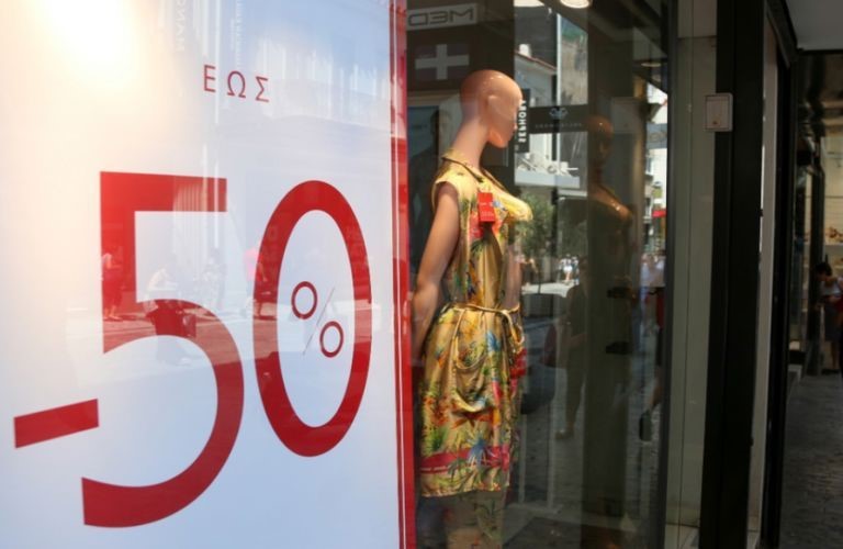 H αγορά ετοιμάζεται για τις θερινές εκπτώσεις