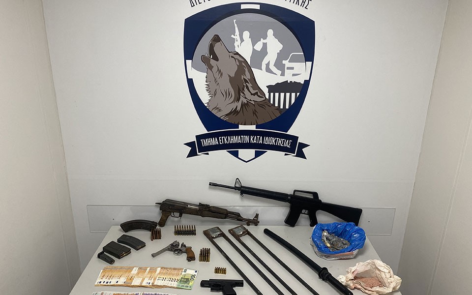 Χειροπέδες σε σπείρα που έκανε διαρρήξεις με εκρηκτικά