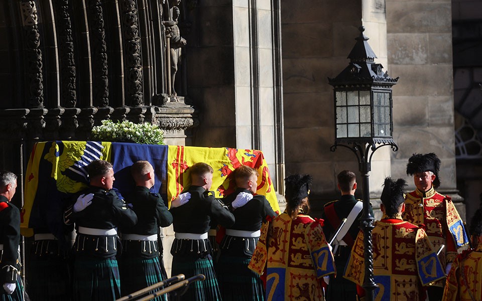 Το Λονδίνο υποδέχεται τη βασίλισσα Ελισάβετ