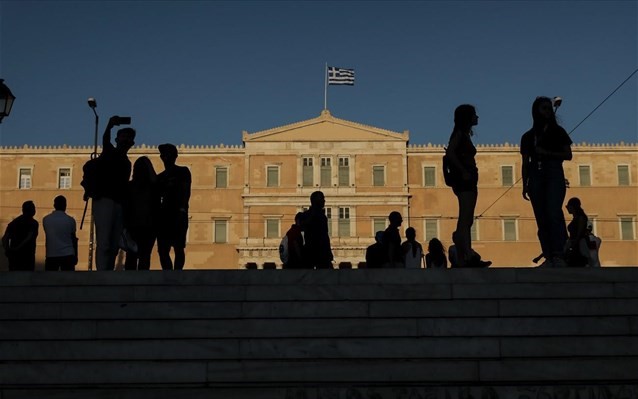 Οι έξι κίνδυνοι για την ελληνική οικονομία 
