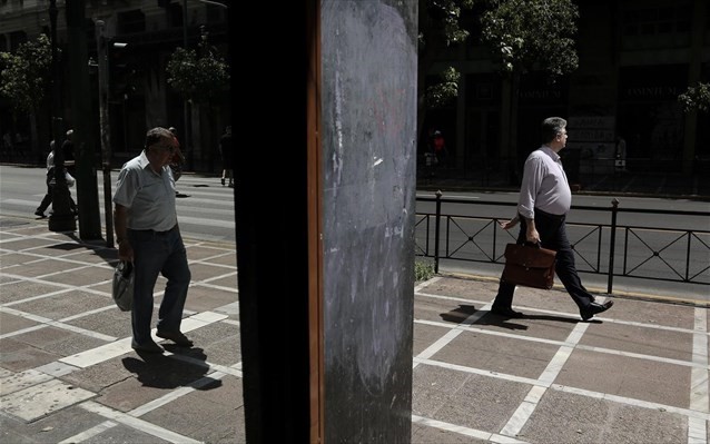 Το εισόδημα στα μισά νοικοκυριά δεν επαρκεί για όλο το μήνα