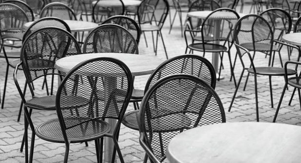 Εστίαση: Διαμαρτυρία με άδειες καρέκλες στα καταστήματα