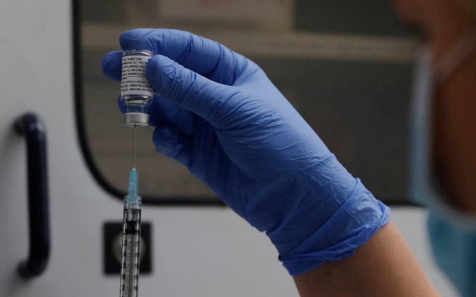 Συνιστά δεύτερη αναμνηστική δόση στις ευπαθείς ομάδες