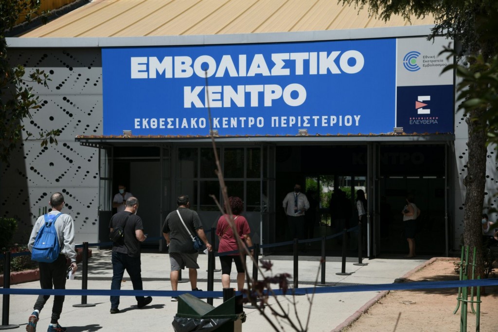 Τριπλασιάστηκαν τα ραντεβού για 1η δόση στους άνω των 60