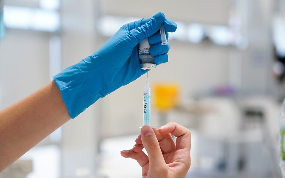 Έτοιμοι για την τρίτη δόση ακόμη και τον Σεπτέμβριο