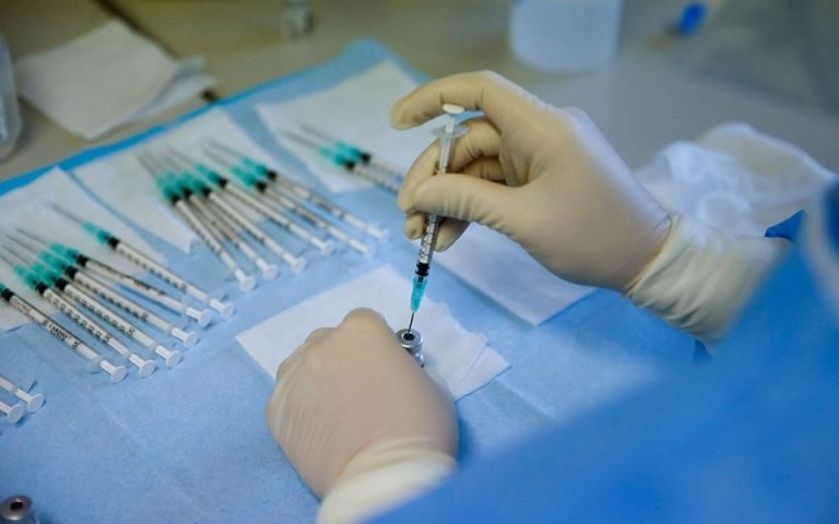 Η Pfizer μειώνει τις παραδόσεις εμβολίων έως 50%