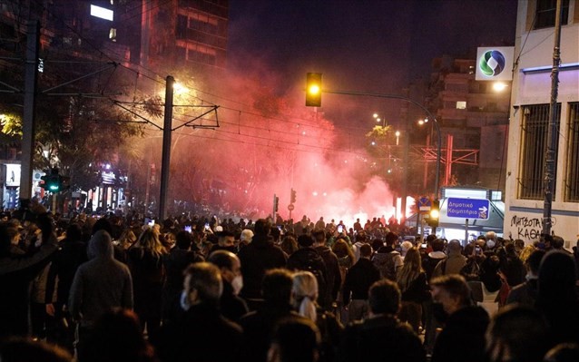 Επεισόδια με μολότοφ και χημικά στην πορεία