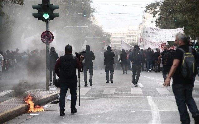 Μολότοφ, πέτρες και χημικά σε μαθητική πορεία