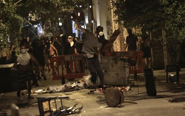 Δύο συλλήψεις για τα επεισόδια στα Εξάρχεια