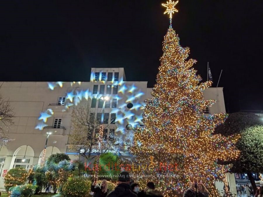 Φωταγωγήθηκε το Χριστουγεννιάτικο δένδρο της Καρδίτσας