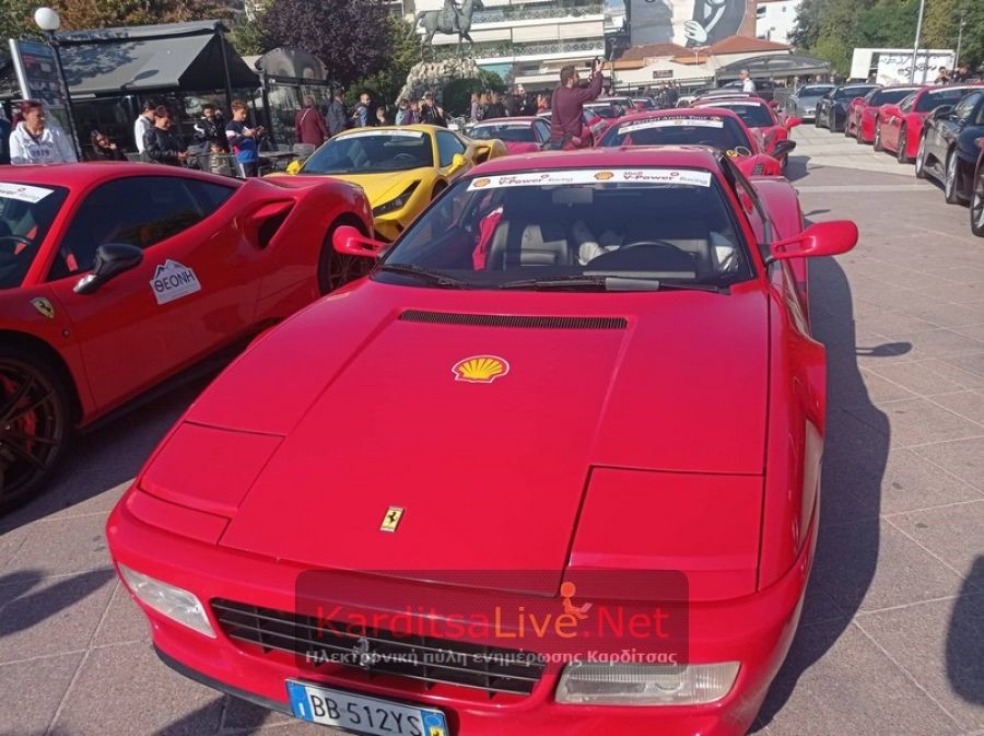 Εντυπωσίασαν οι κόκκινες Ferrari στην πλατεία Πλαστήρα
