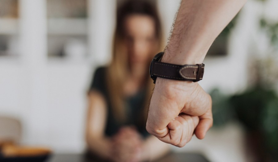 Χτύπησε και απείλησε με σφυρί την σύντροφό του