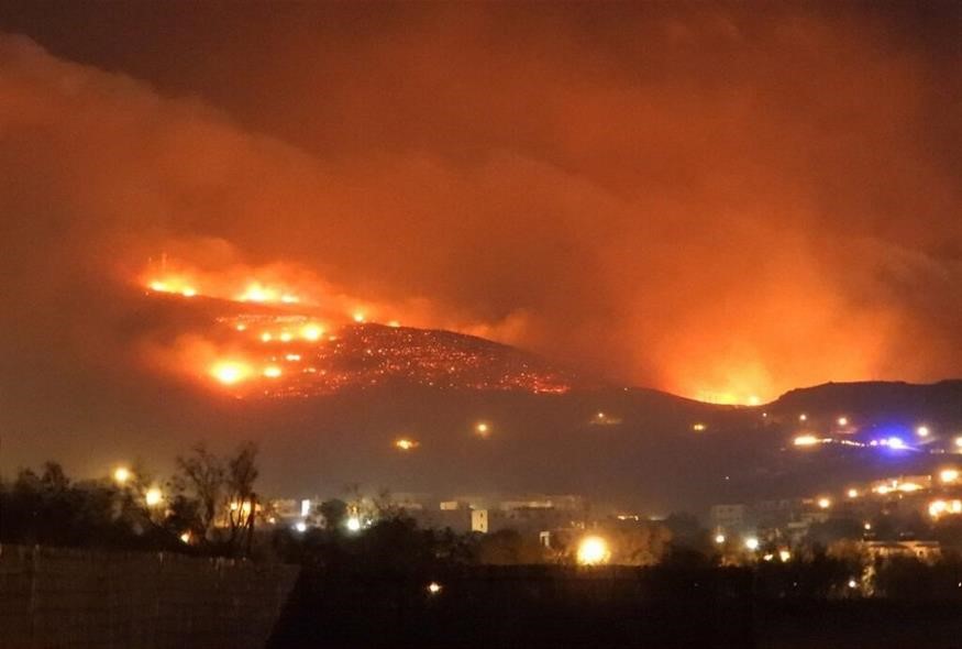 Φωτιά στην Τήνο: Αναμένεται δύσκολη νύχτα για το νησί