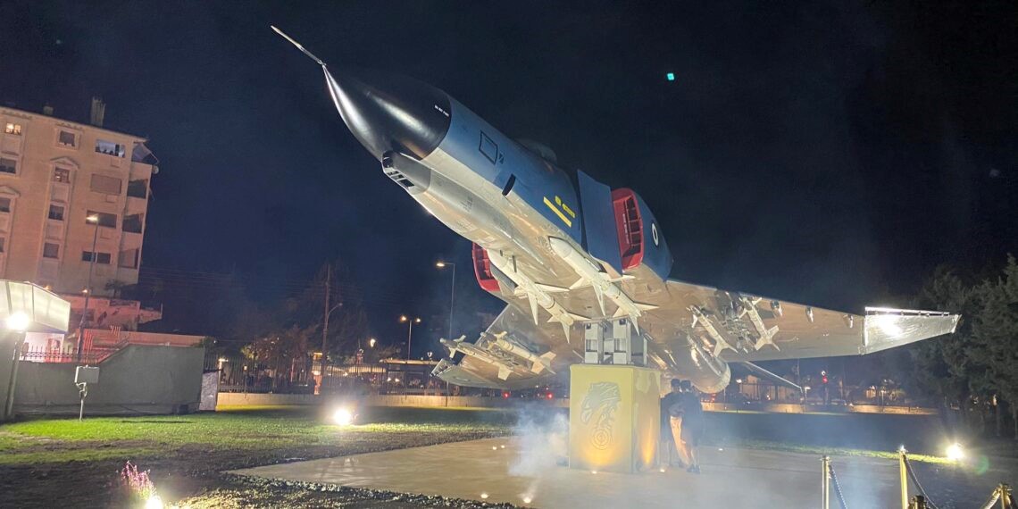 Ένα Phantom F4 κοσμεί τον προαύλιο χώρο του ΑΤΑ