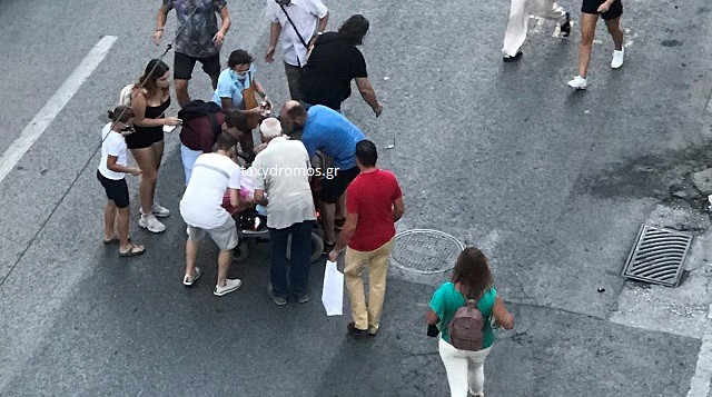 Δίκυκλο παρέσυρε γυναίκα σε αναπηρικό καροτσάκι