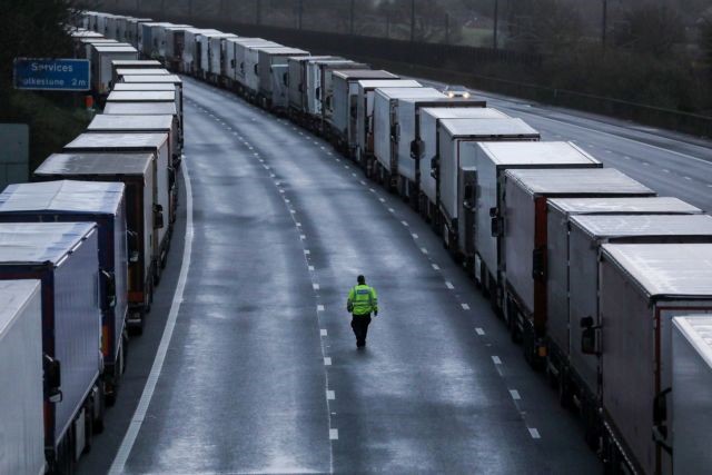 Χιλιάδες φορτηγά αποκλεισμένα στη Βρετανία 