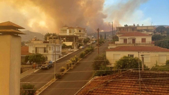 Απομακρύνονται πολίτες και τουρίστες με πλωτά μέσα