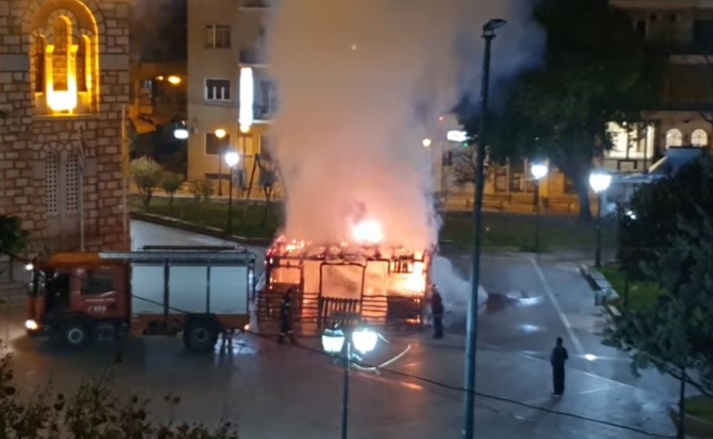 Έκαψαν την φάτνη έξω από τον Ι.Ν. Αγίου Νικολάου 