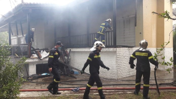 Στις φλόγες το πρώην τουριστικό περίπτερο