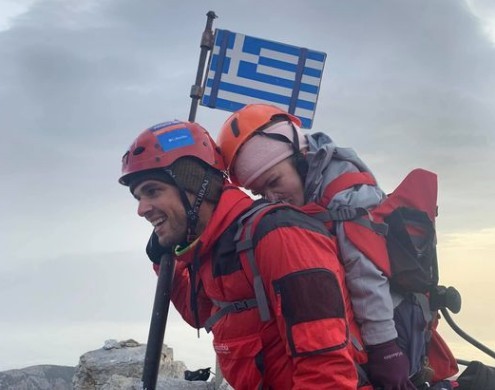 Ανέβηκε στην κορυφή με ΑμεΑ φοιτήτρια στην πλάτη του