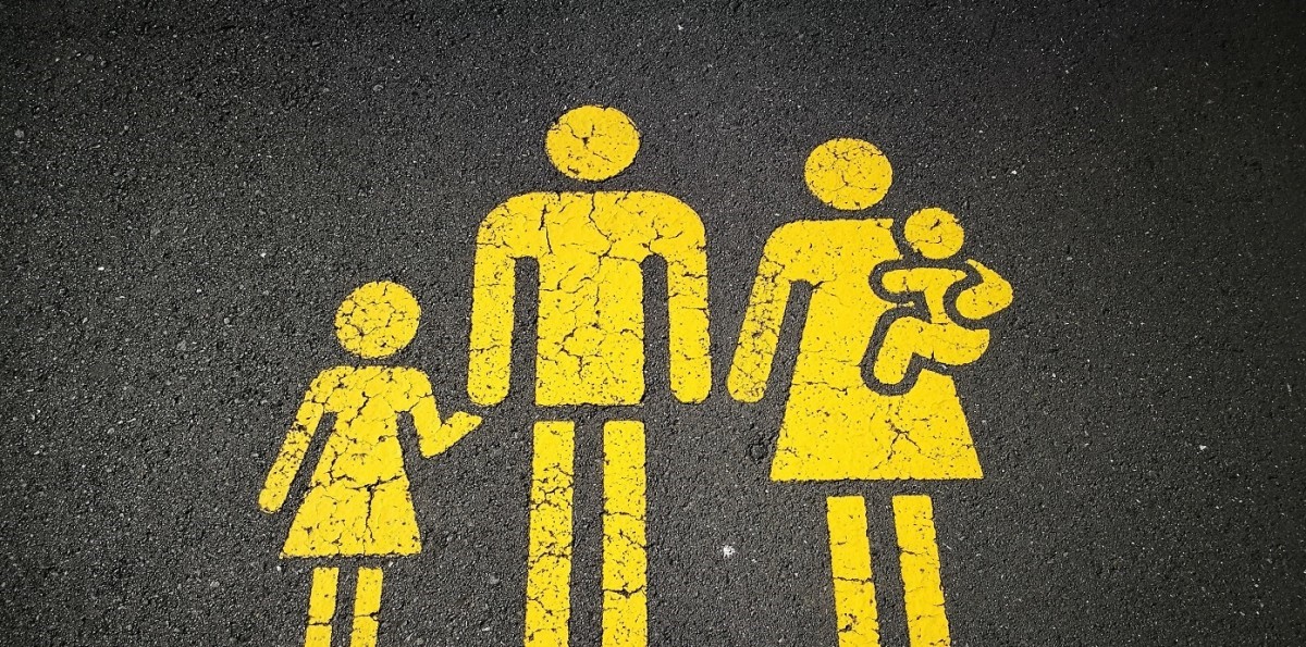 Στο δρόμο ζευγάρι με δύο ανήλικα παιδιά