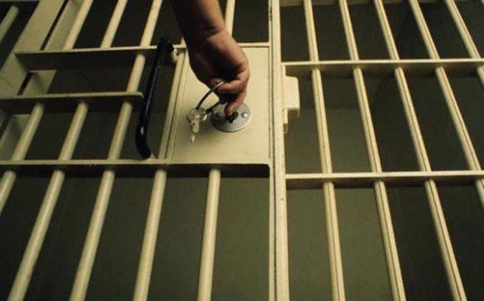 Εργαζόμενος σε φυλακές διακινούσε ναρκωτικά