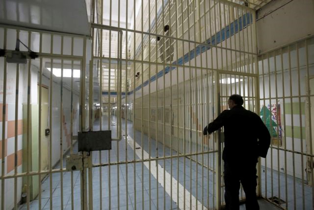 Κρατούμενος επιτέθηκε σε σωφρονιστικούς