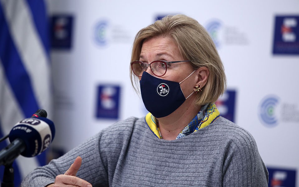 Παραμένουν οι μάσκες στους εσωτερικούς χώρους